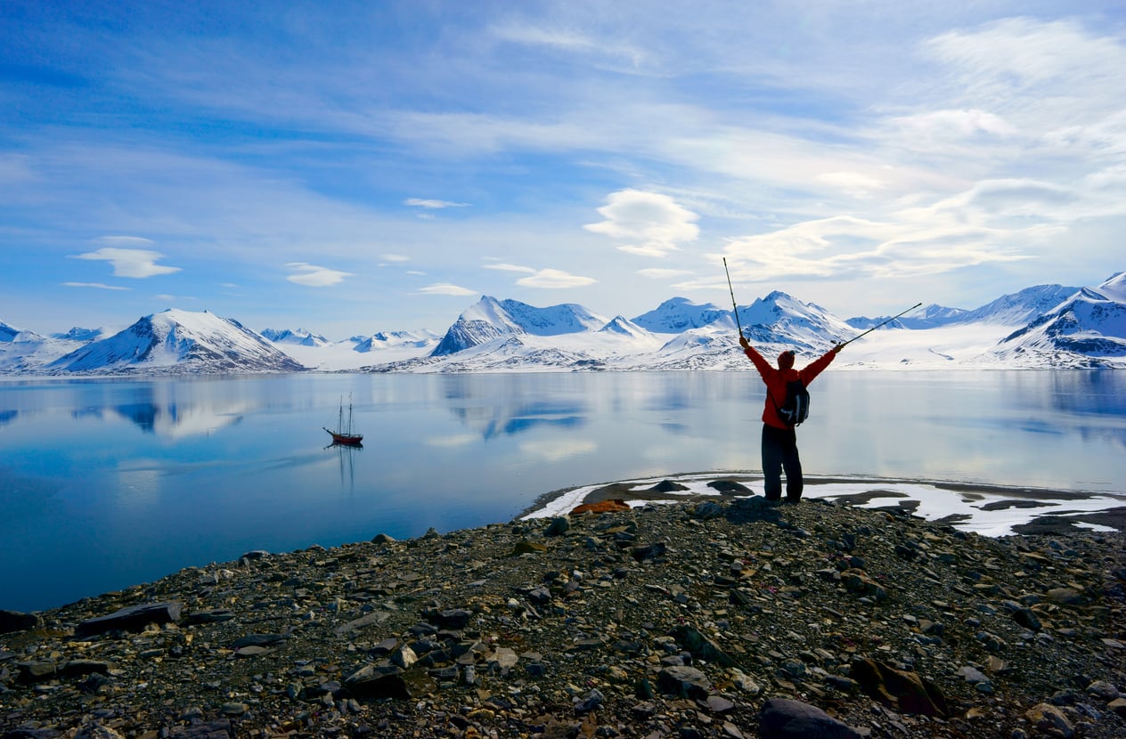 svalbard hike tour explore sail