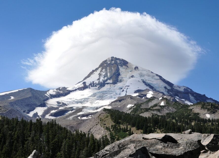 Moot Hood contains 12 named snowfields and glaciers, along with over 1,000 miles of hiking trails