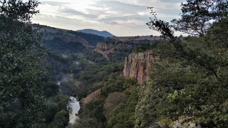 Cascada de la Concepción, also known as Aculco, is an exquisite rhyolite waterfall and cliff that parallels the beautiful Río Ñadó 