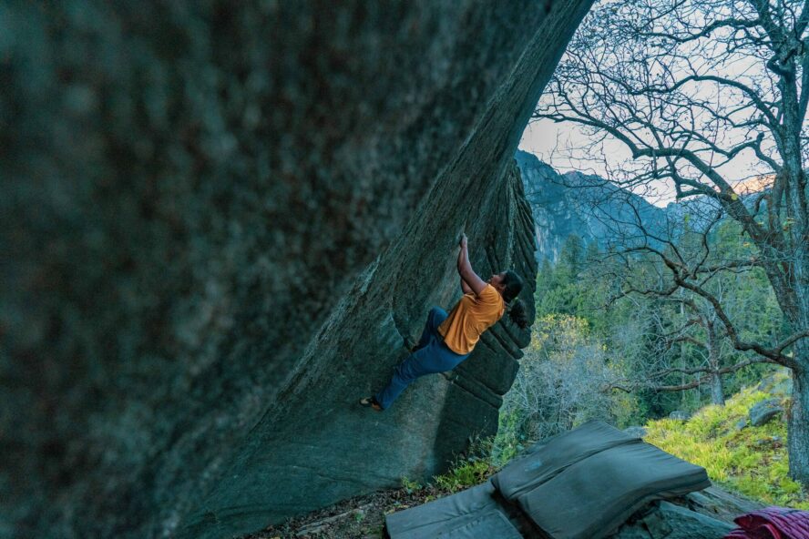 My first few attempts on Sandwich (6b+) on an inclined concave face of a stunning boulder