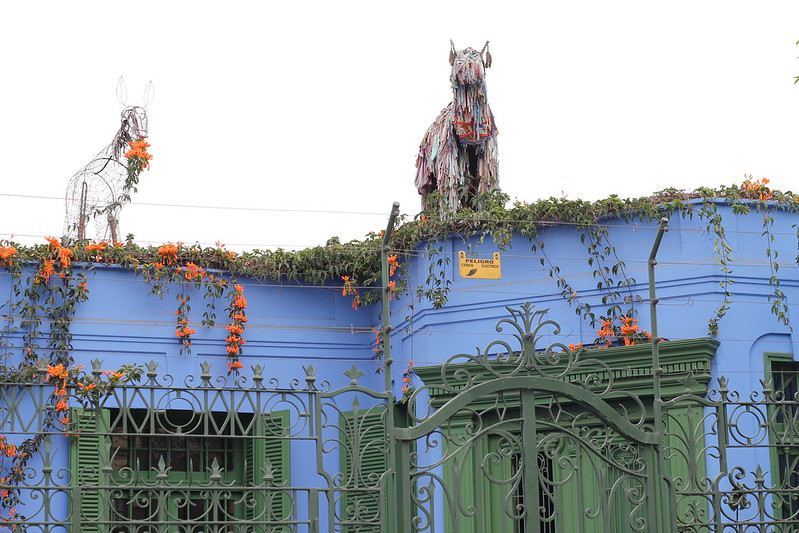 A statue and some flowers in Lima