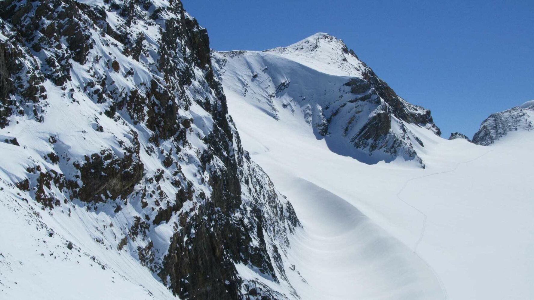 A cliff on the Wapta Traverse