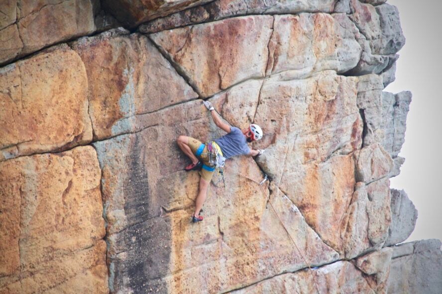 Rock climbing at Dragon Cave (Long Dong), Taipei, Taiwan｜Accupass