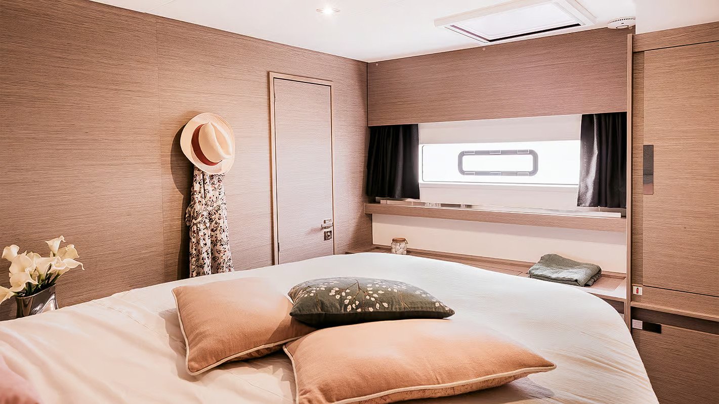 Aura 51 boat cabin