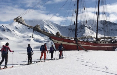 Skiers boarding the boat after having a blast skiing Svalbard’s snow slopes.