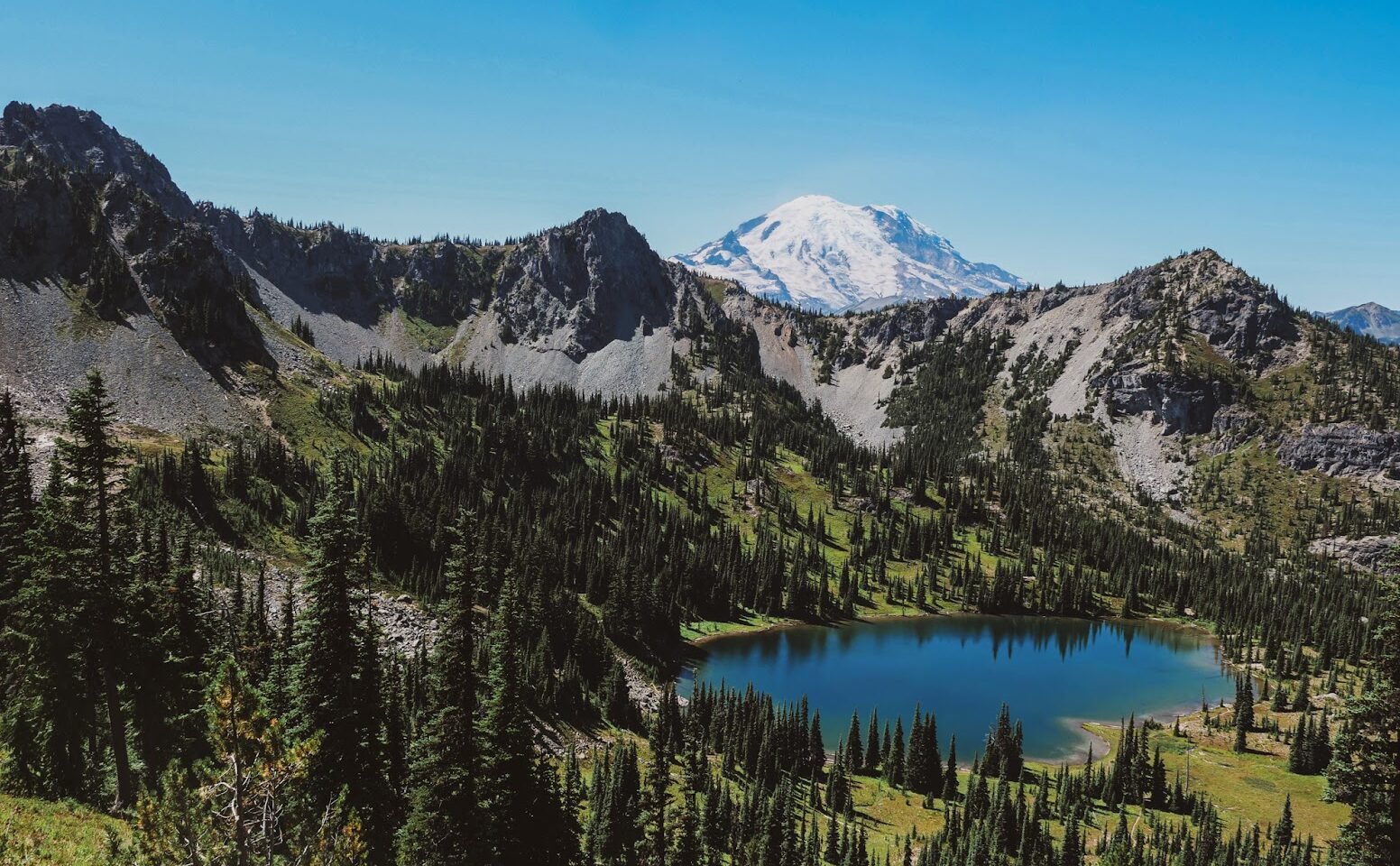 A photo of mountains and details found on the mountains in Washington state