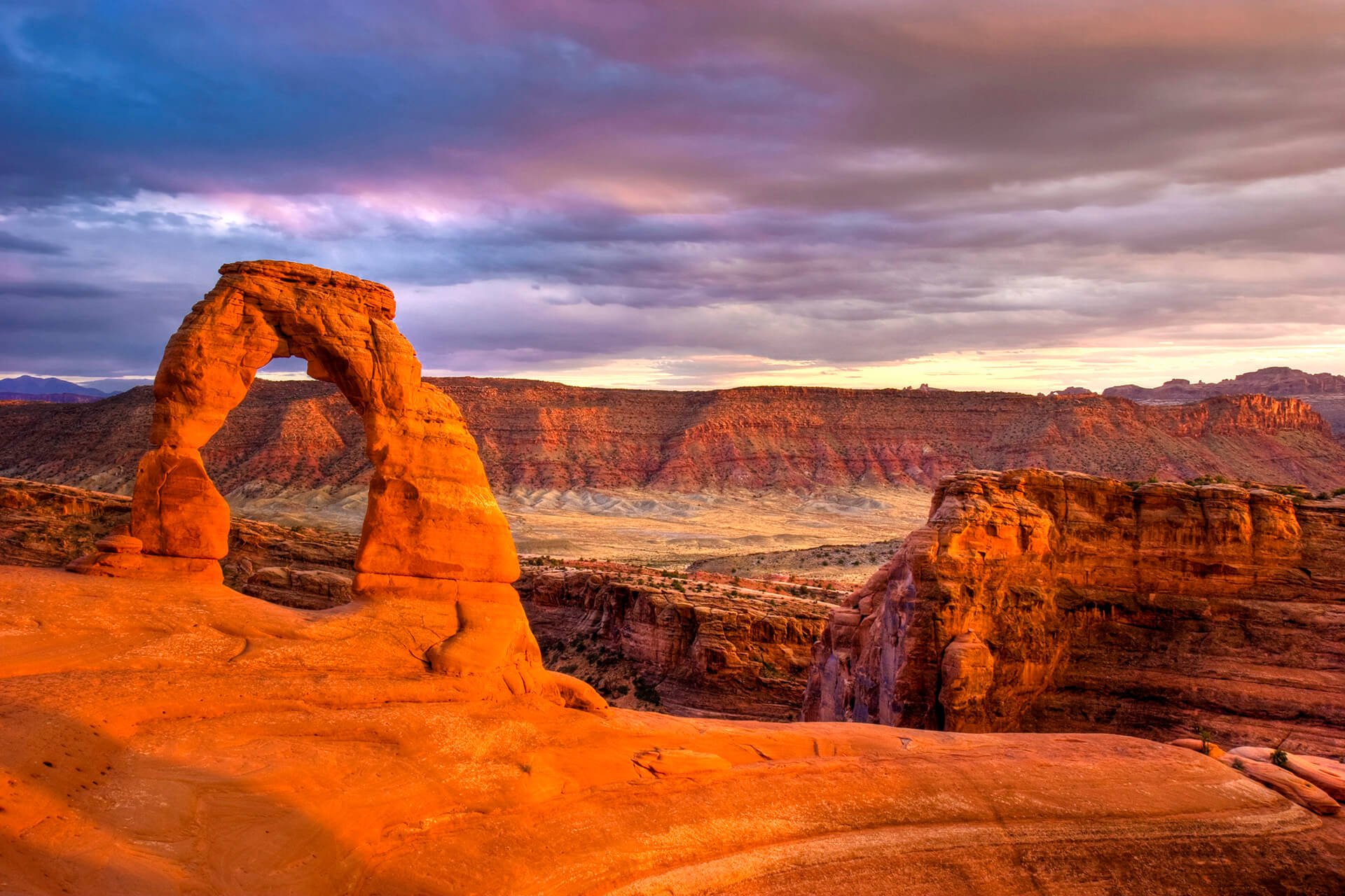 sunset-over-sandstone-arches-utah