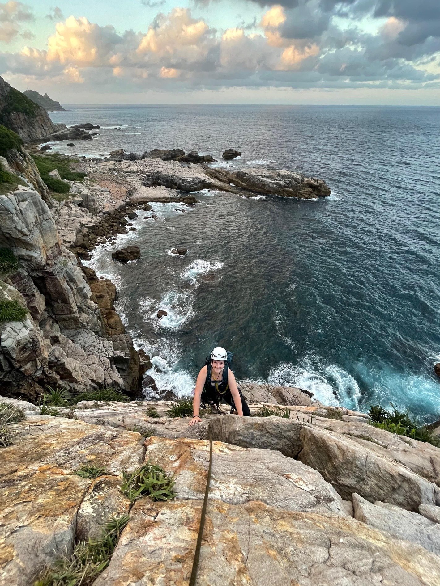 Rock climbing at Dragon Cave (Long Dong), Taipei, Taiwan｜Accupass