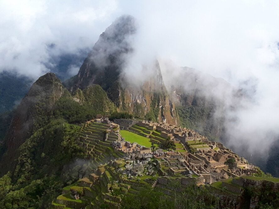  Machu Picchu is the crown of the ​​Inca Trail, above the Sacred Valley.