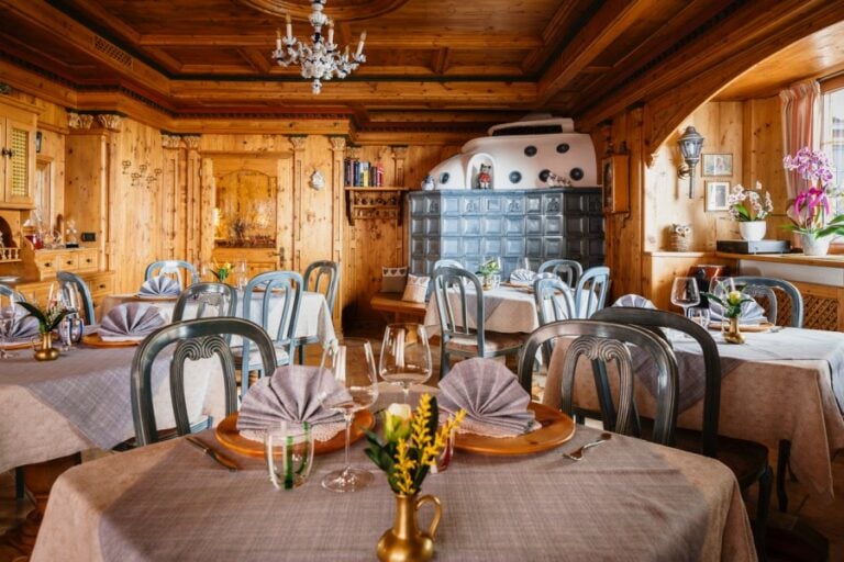 An indoor restaurant along the Alta Via route.