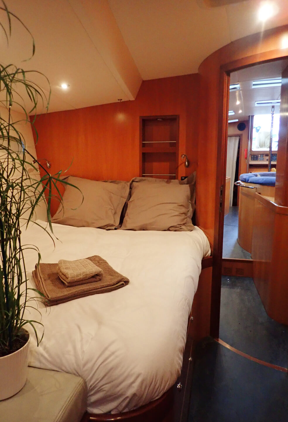 On this Svalbard sailing yacht, there is plenty of room for rest.