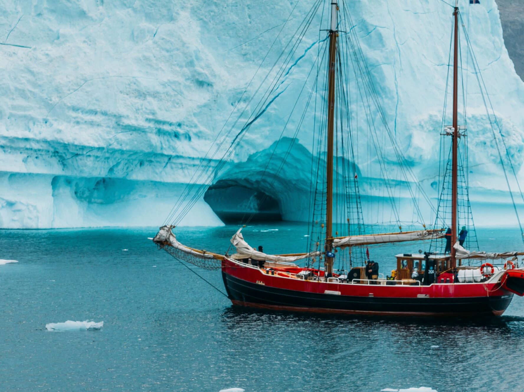 Byr boat close to ice