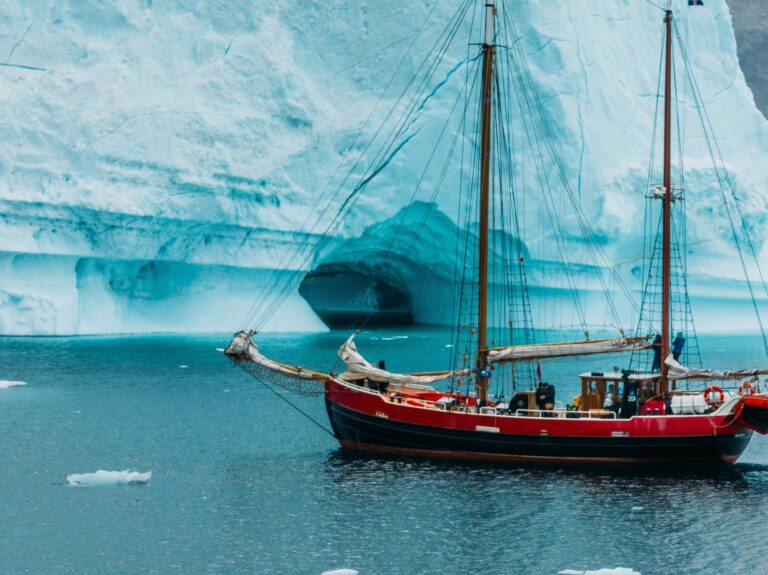 Byr boat close to ice