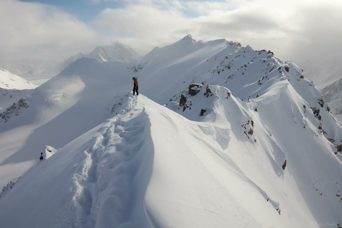 A skier looking down from a scenic summit near Longyearbyen. Photo credit by Loup.