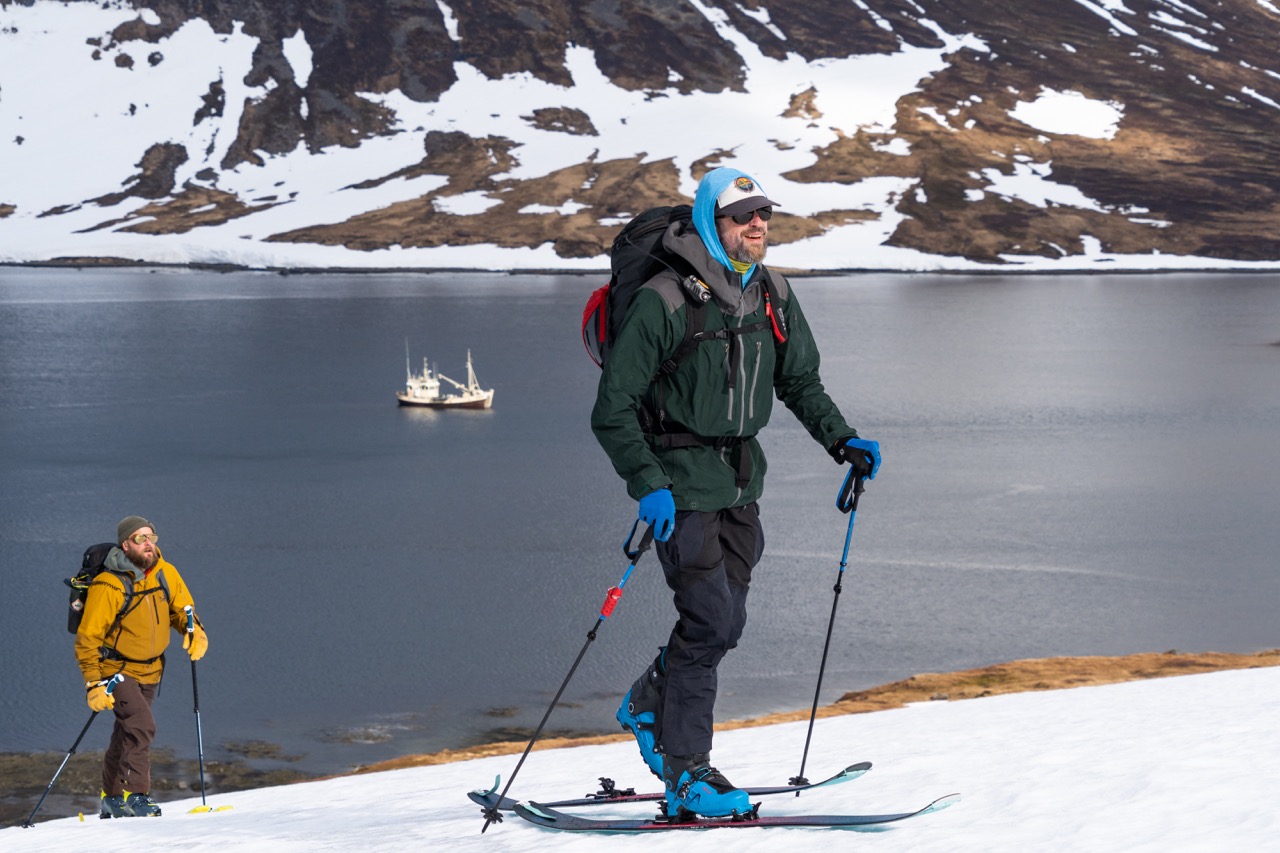 A skier and the sea in the background