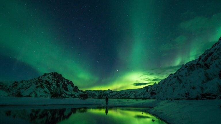https://57hours.com/wp-content/uploads/2022/10/Tho%CC%81rsmo%CC%88rk-Iceland-Northern-Lights-768x432.jpg