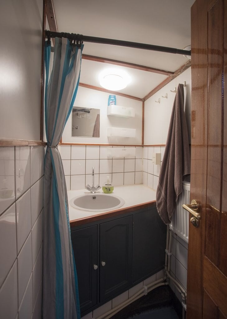 Bathroom on Byr sailboat