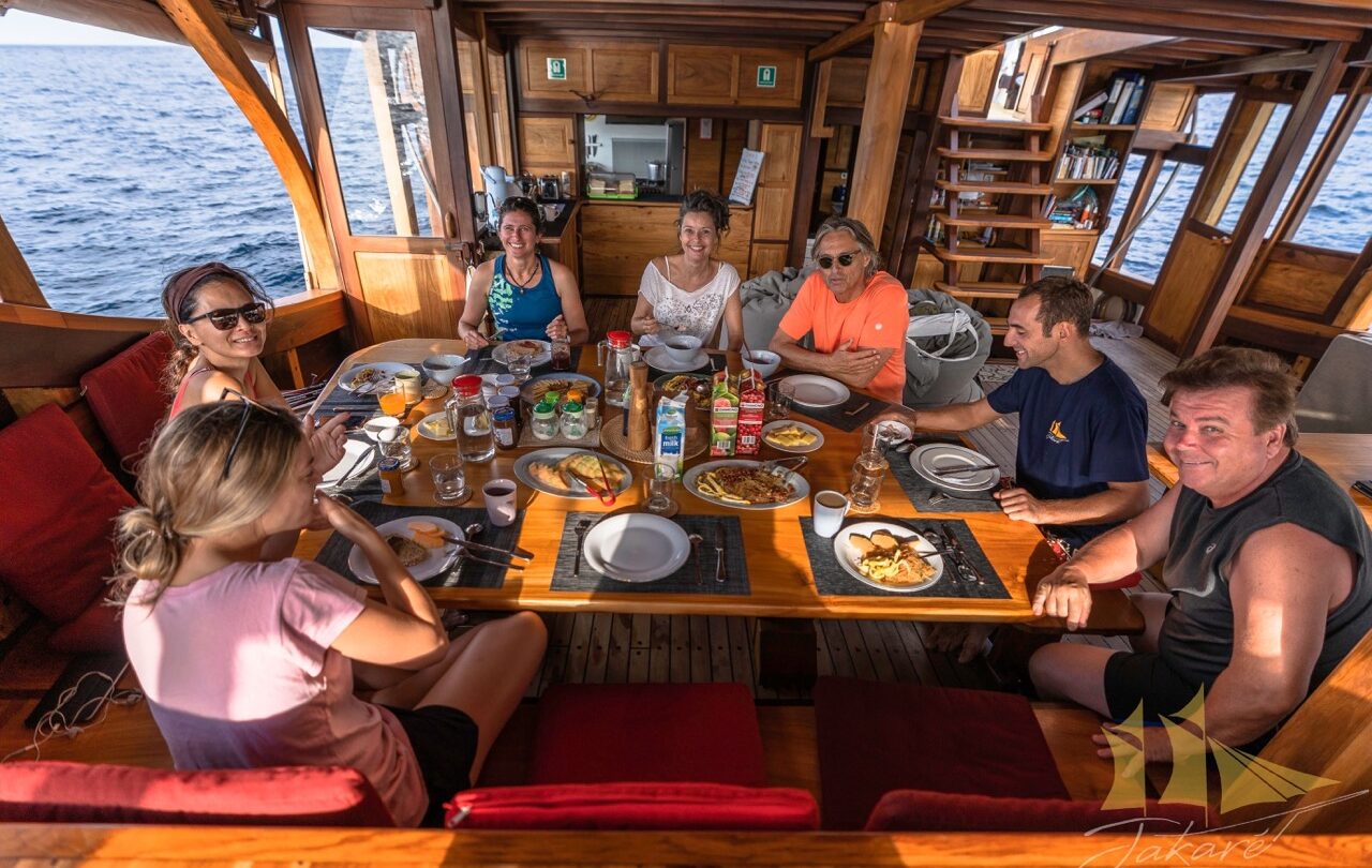 Jakare yacht dining