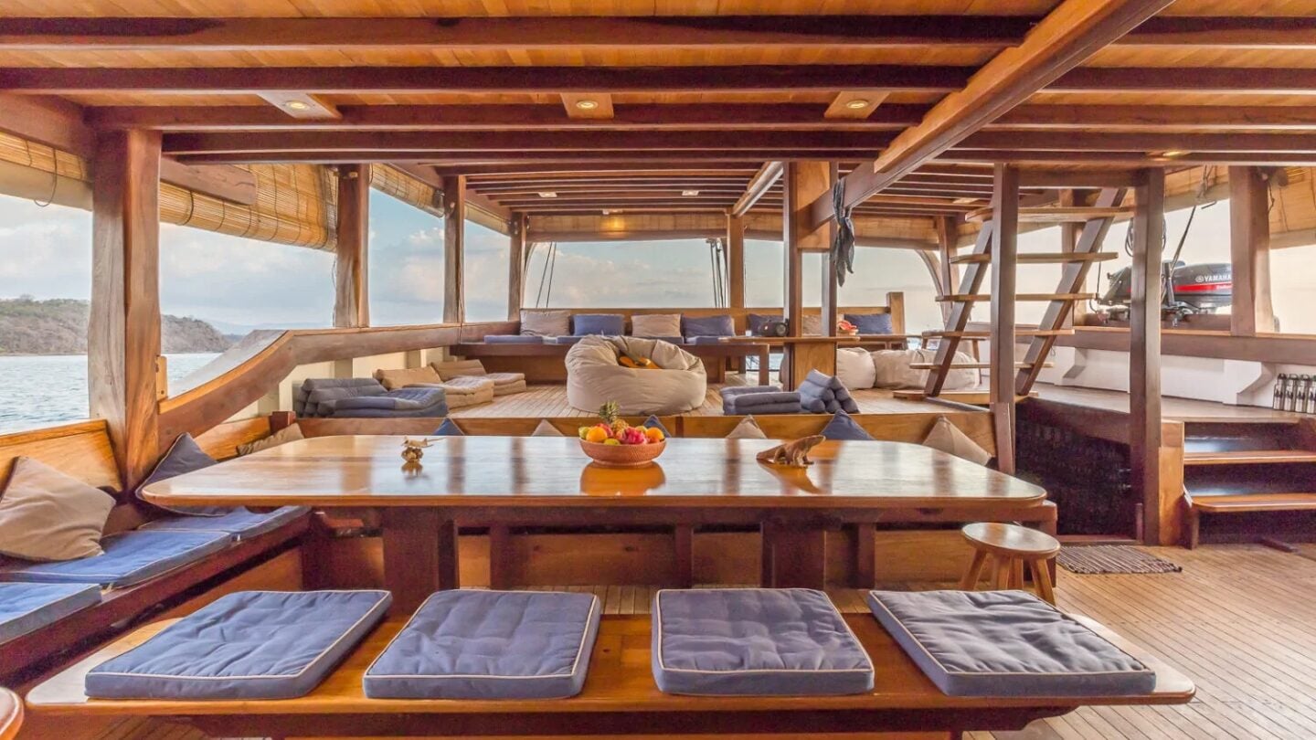 Teman boat dining