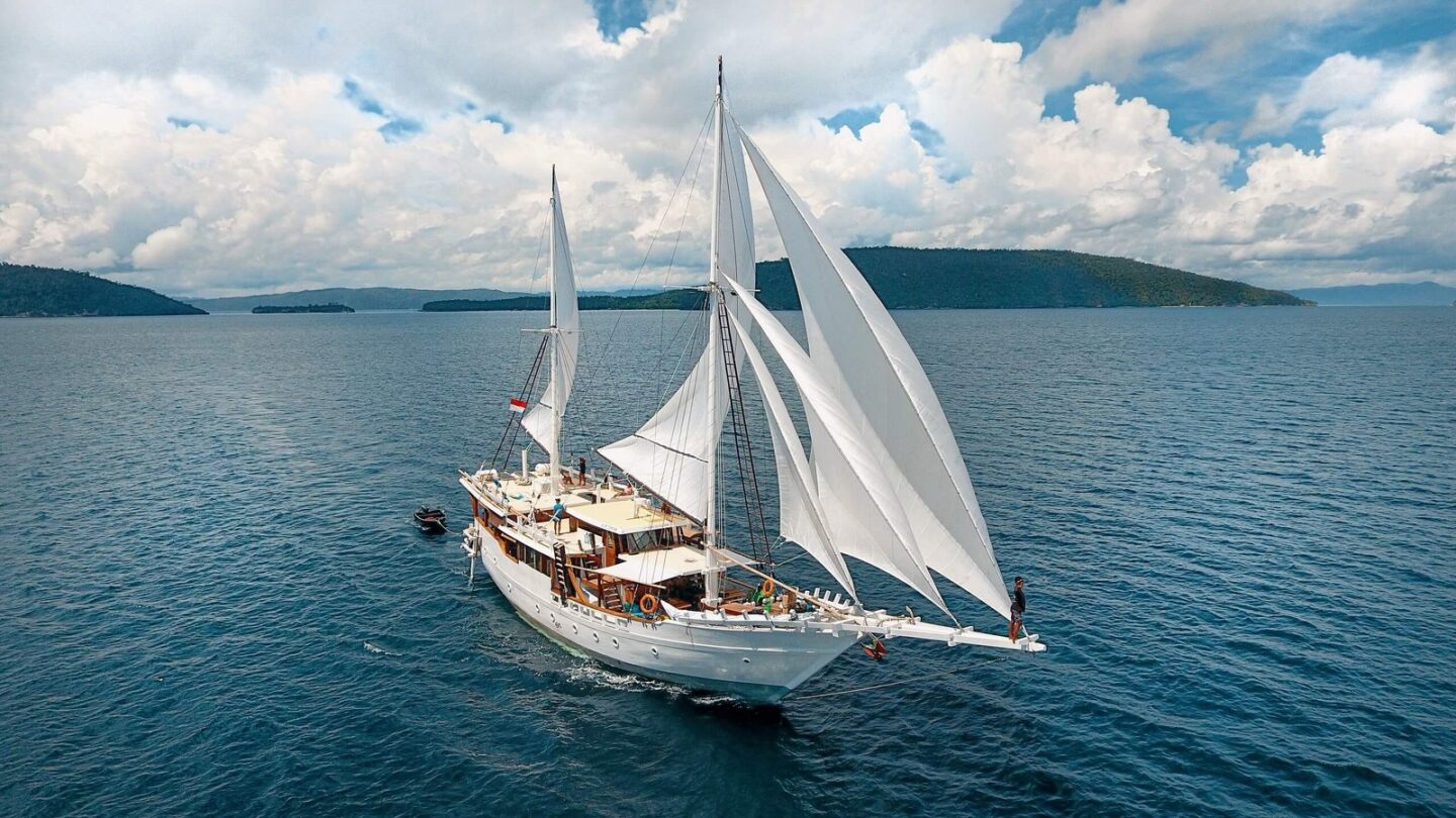 Teman boat shot from above