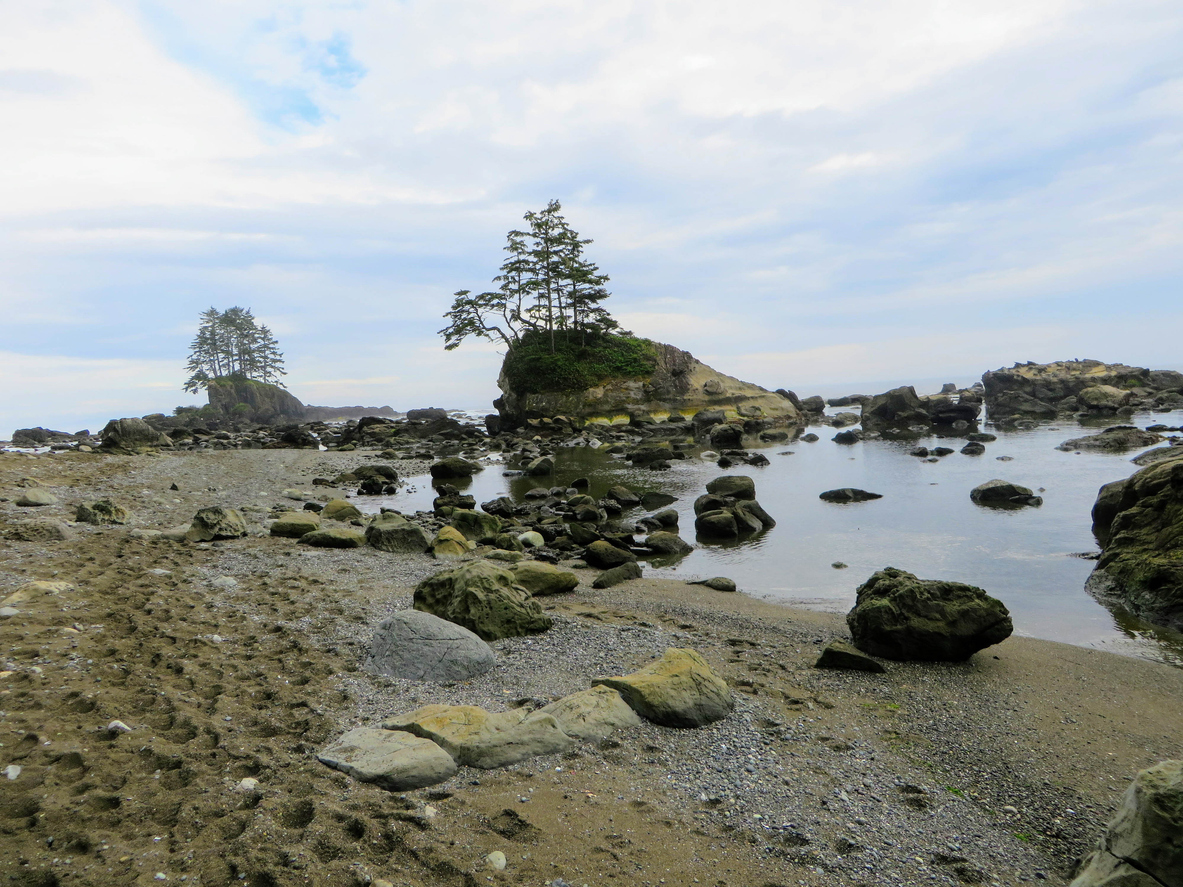 Rugged beach with large rocks and islets right of the coast.