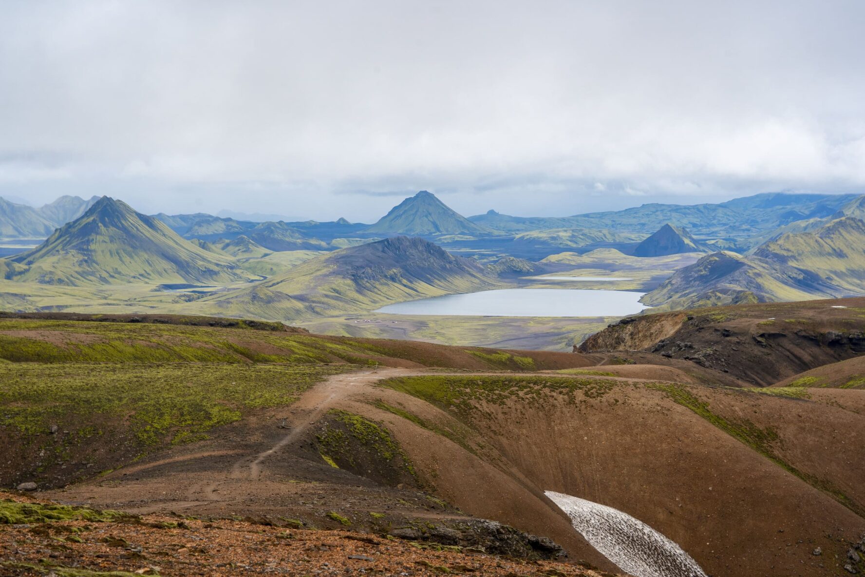 laugavegur trail lake views