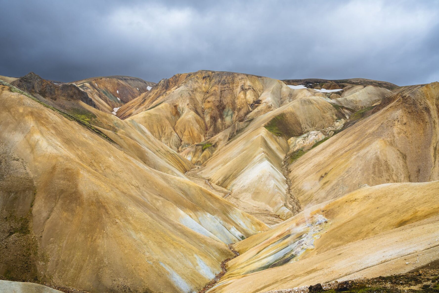 laugavegur trail mountainous area