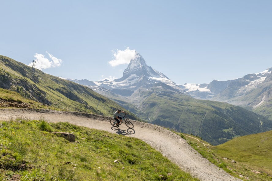 All-inclusive e-MTB trip along the Haute Route.