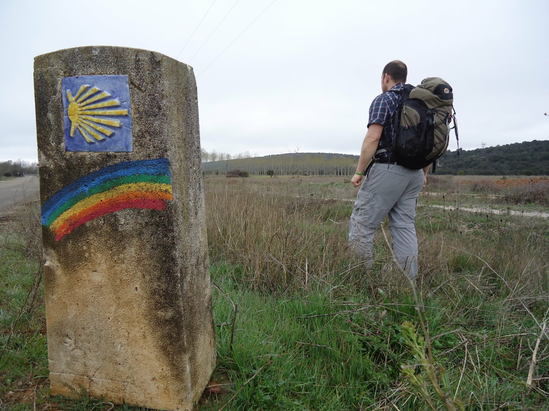 Rainbow and scallop sign on the Camino