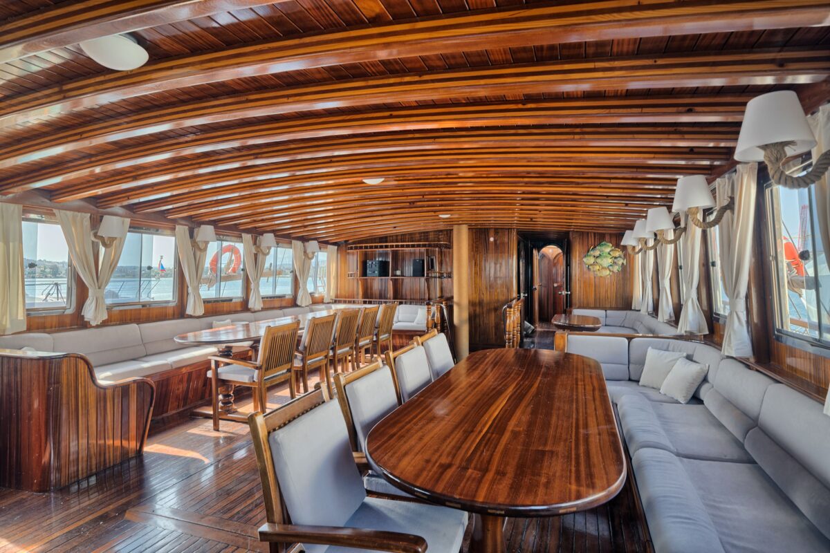 Thalassa boat saloon 