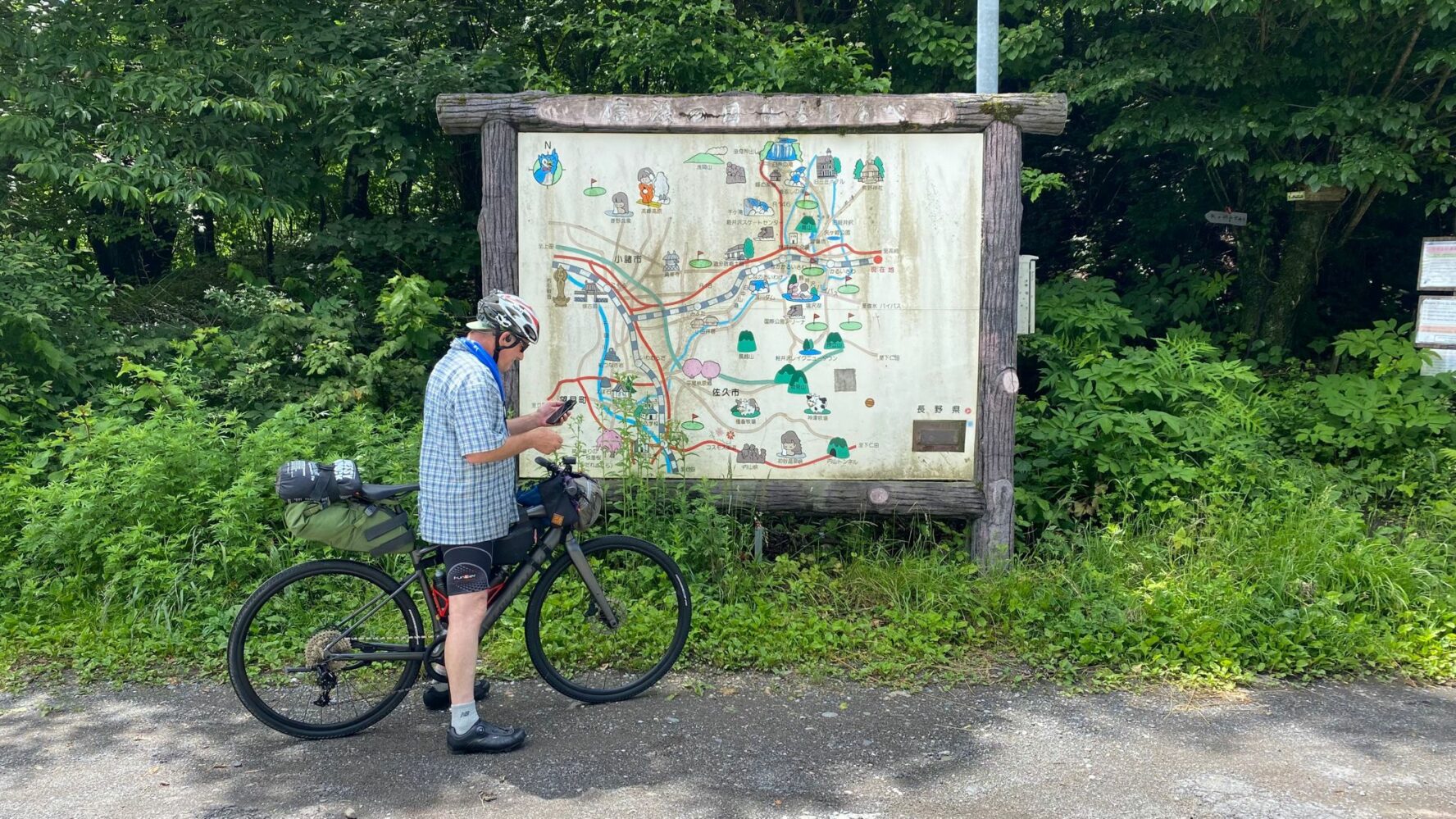 Cyclist next to Nakasendo map