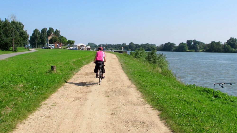 Cylist along a river in Burgundy