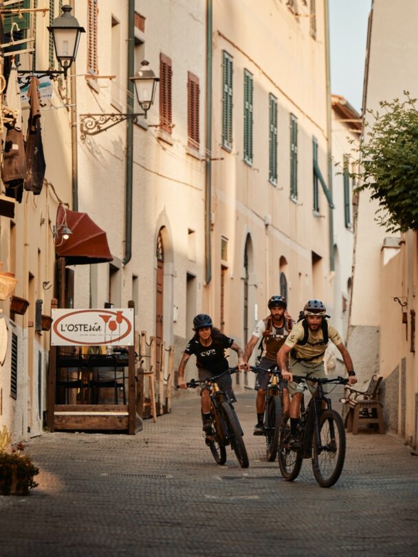 Guided e-bike and sail adventure in Tuscany and Elba.