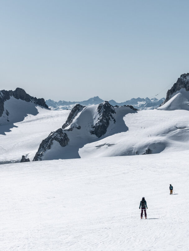 Happy skiers, women tour in Chamonix