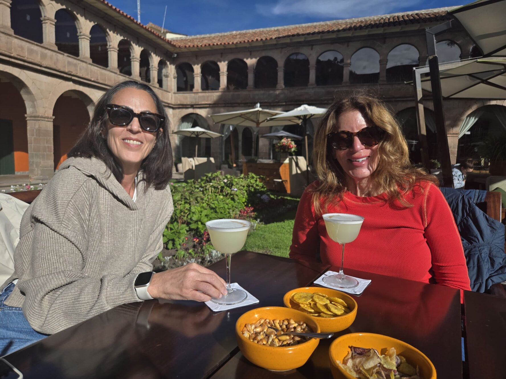 Two women in Peru drinks and snacks