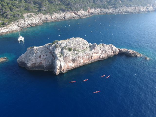 Spectacular coast, rock in the shape of a heart and numerous kayakers in vicinity