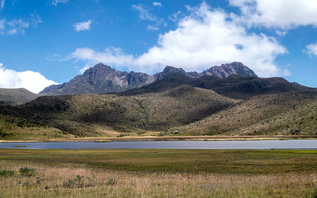 Limpiopungo lagoon beneath the Ruminahui volcano