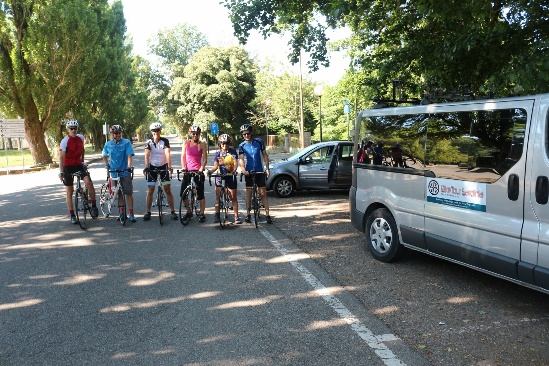 Van support and cyclists in Sardinia