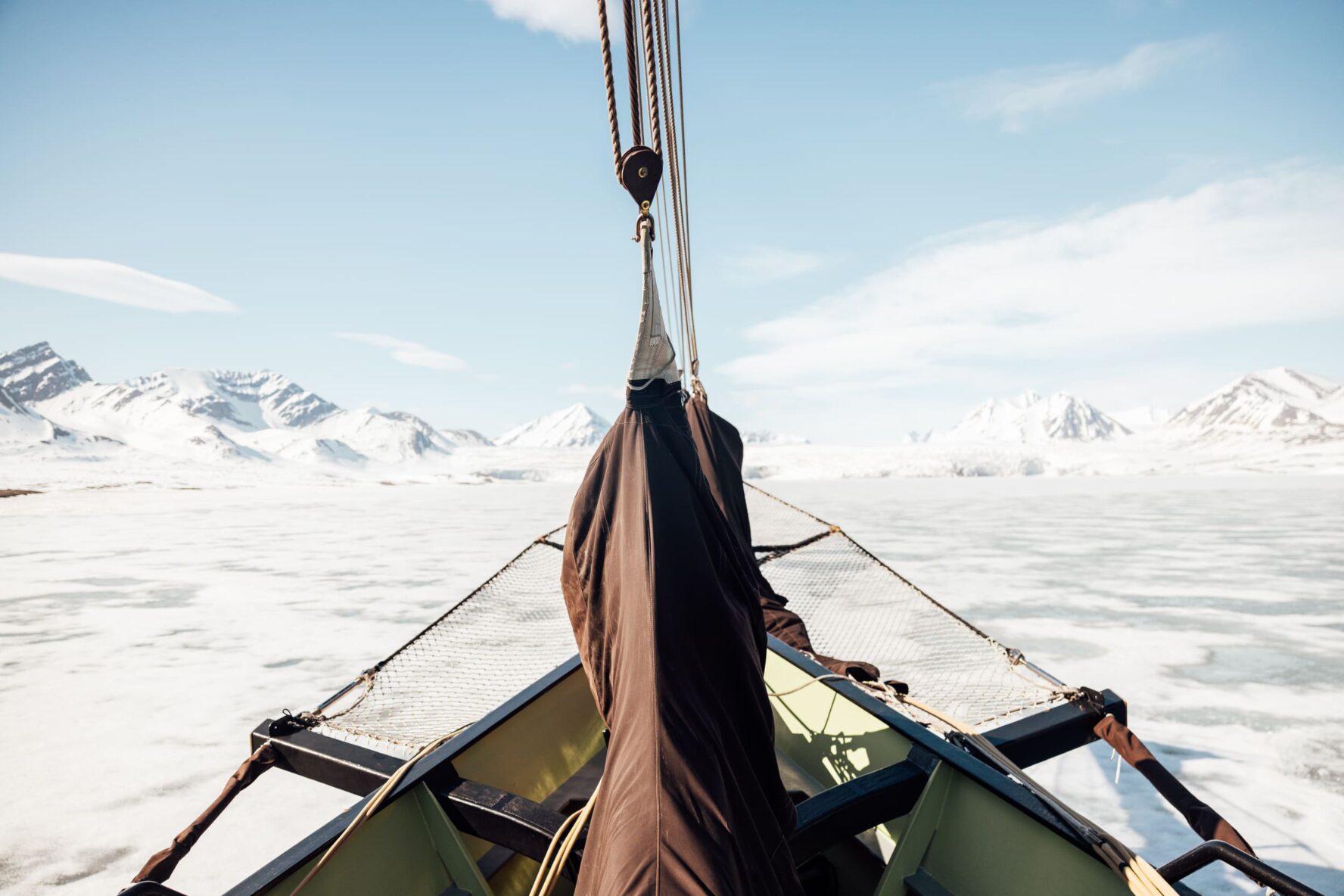Sailing through Svalbard