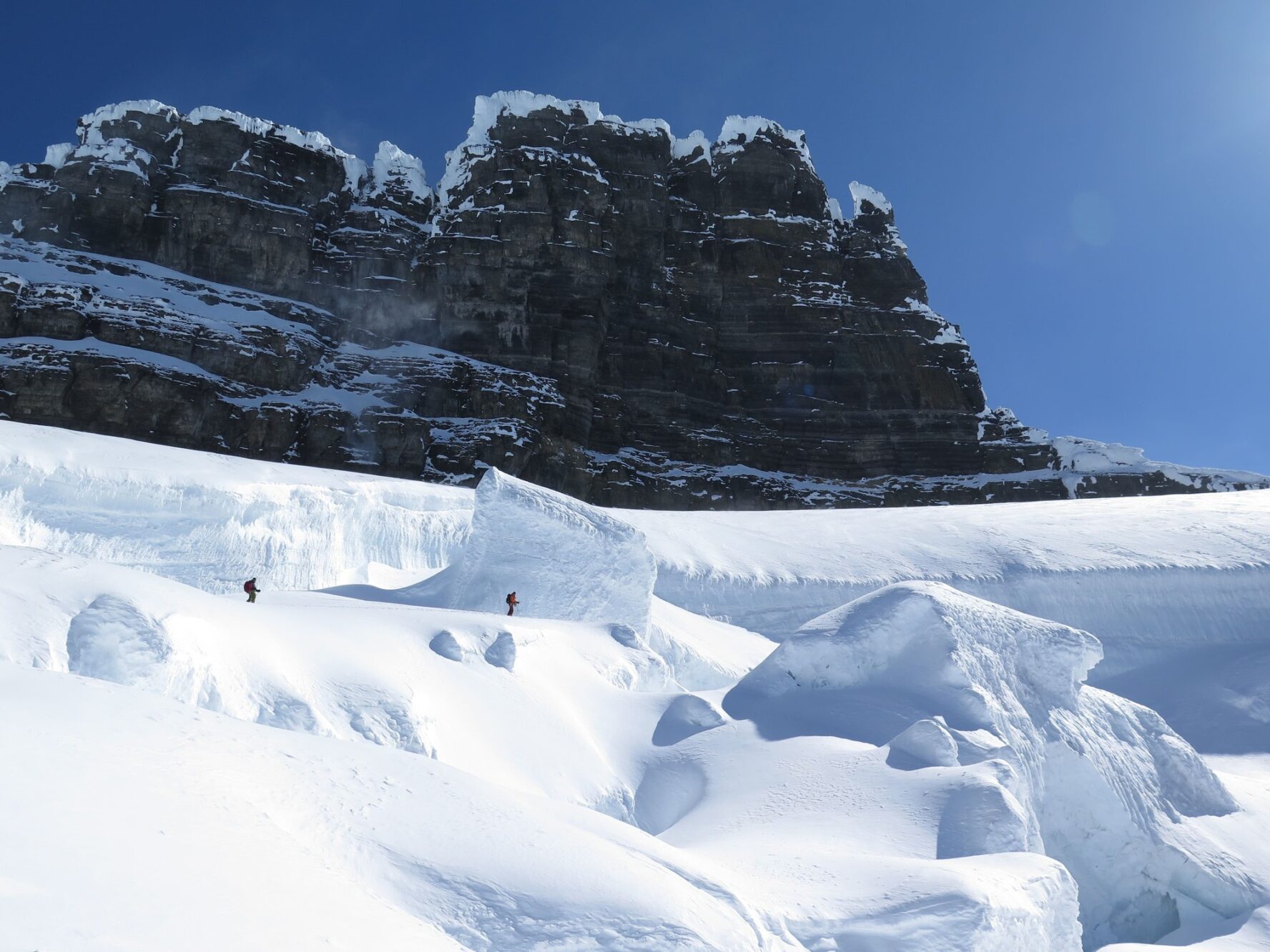 Two skiers on the Icefall Traverse