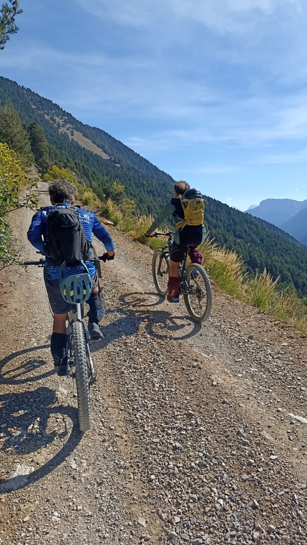 Two mountain bikers along the Zona Zero