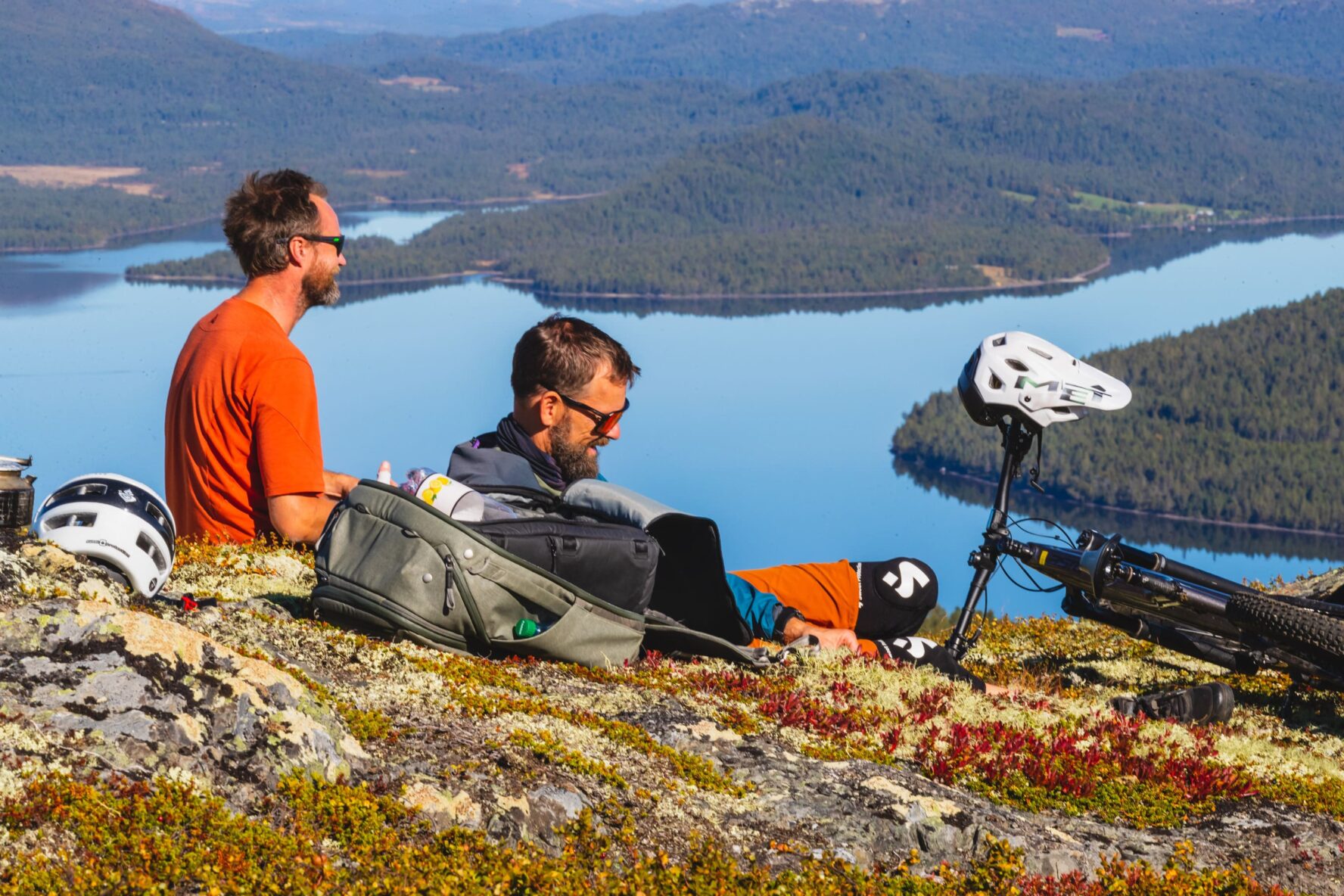 Two MTBers resting in Rondane NP