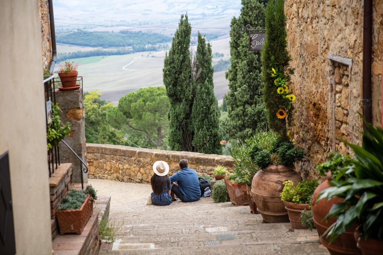 Couple sitting on stairs in Pienza