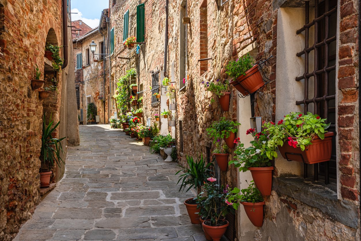 Lucignano, cobblestone street