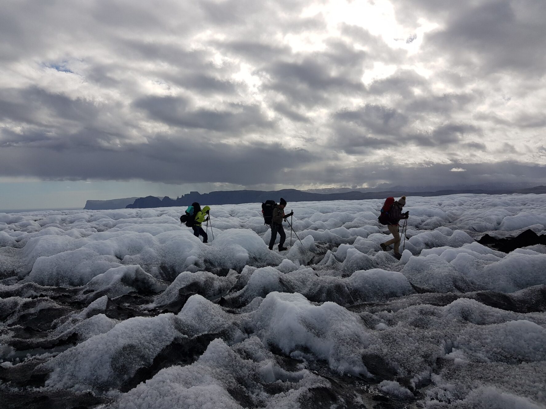 Hikers crossing the Skeiðarárjökull glacier in the Vatnajokull National Park, Iceland.