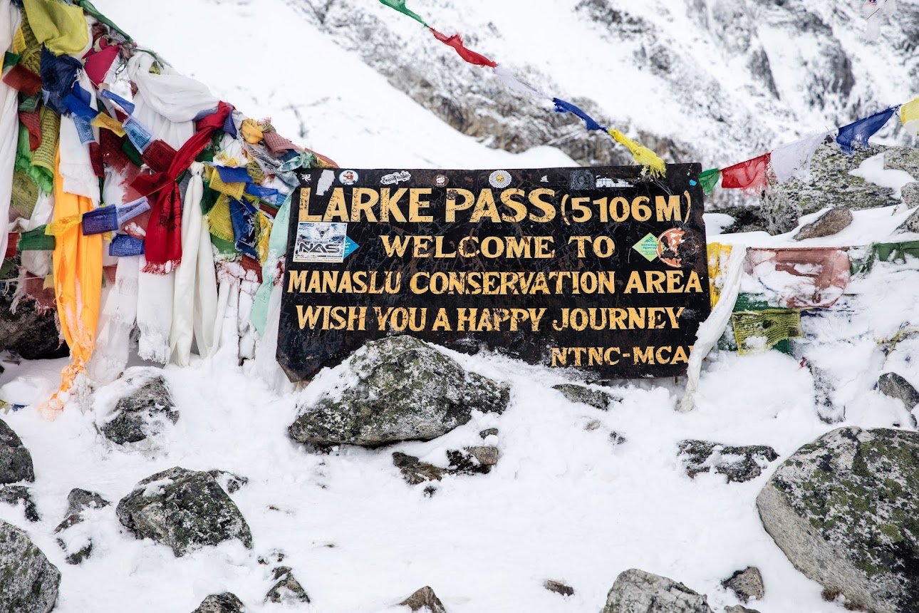 Welcome sign at Larke La Pass