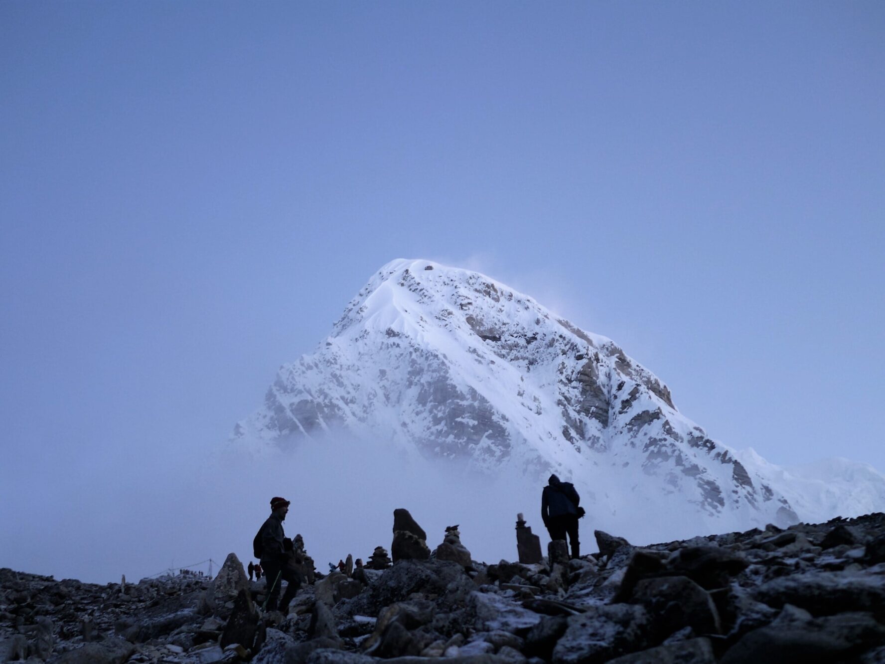 ’ silhouettes against the backdrop of Mount Everest.