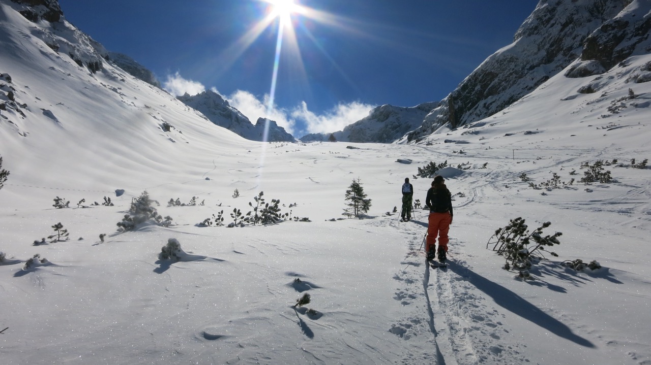 Two skiers in Malyovitsa mountains