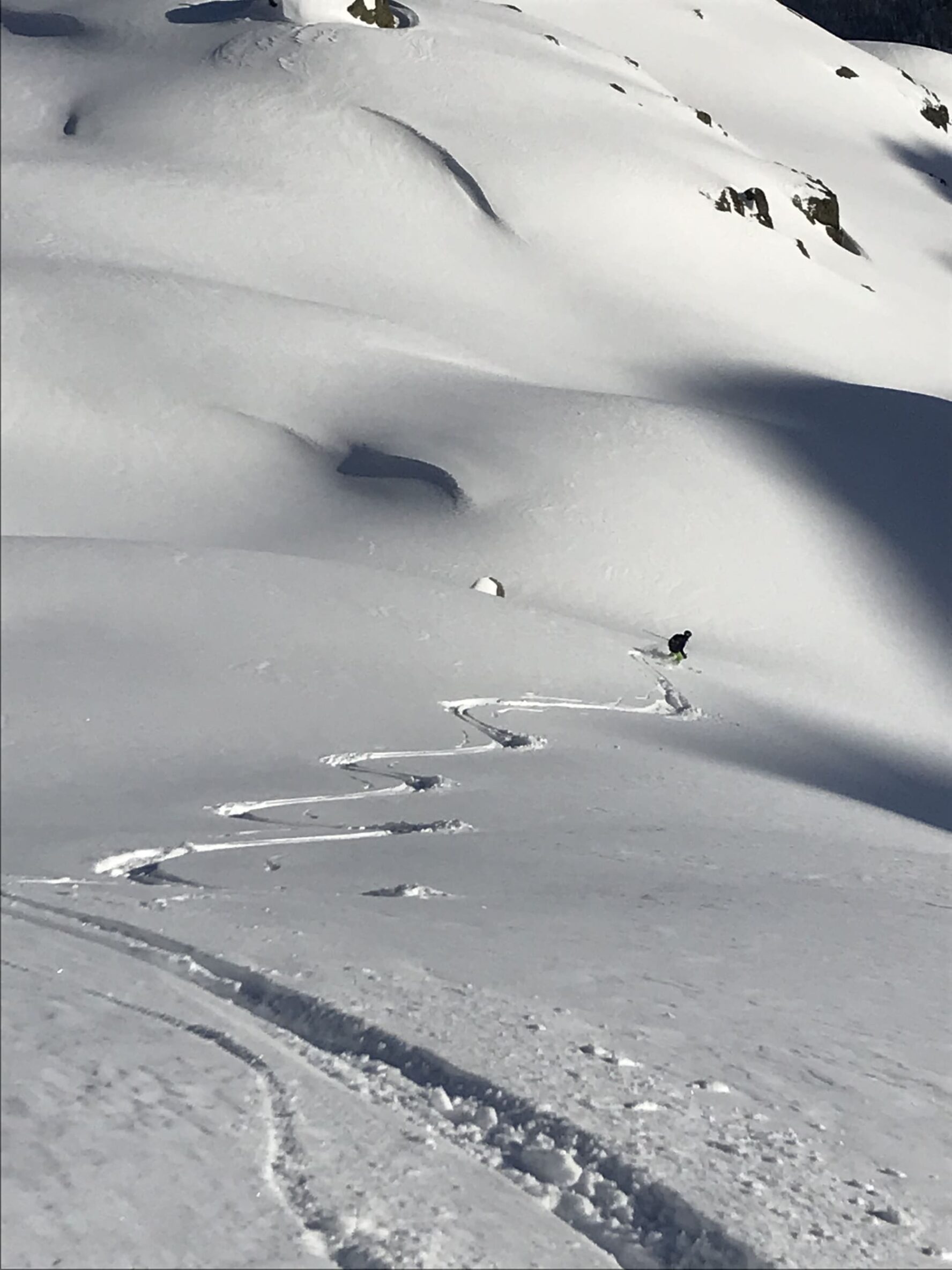 One skier carving turns in Chamonix