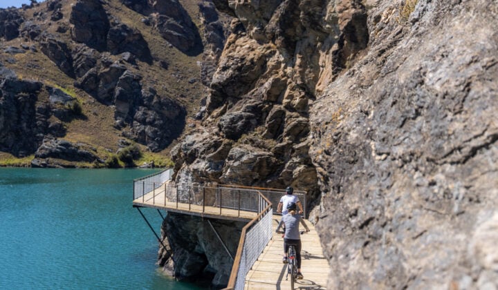 lake dunstan two cyclists